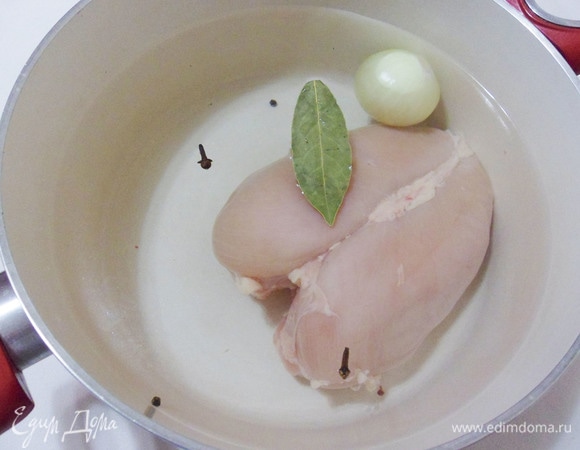Сначала необходимо сварить бульон из куриной грудки с луковицей, лавровым листом, гвоздикой и перцем горошком. Варить в течение 40 минут.