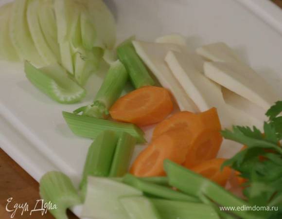 Морковь и корень петрушки почистить и нарезать толстыми пластинками.