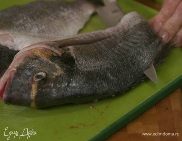 Филе дорады срезать острым ножом вдоль хребта.
