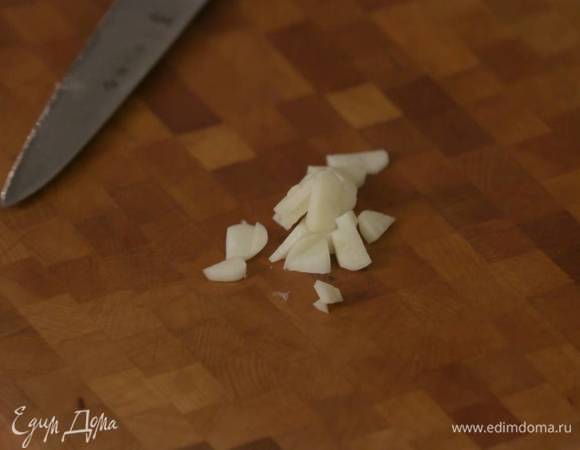 Половинку луковицы и чеснок почистить, один зубчик чеснока раздавить плоской стороной ножа, другой крупно порезать.