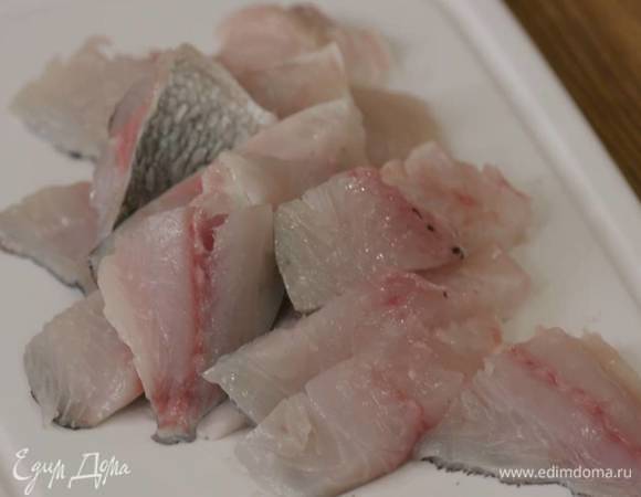 Филе дорады нарезать небольшими кусками.