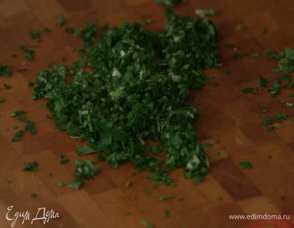 Петрушку порубить, добавить оставшийся чеснок и мелко порубить все вместе, затем посолить и еще немного порубить.