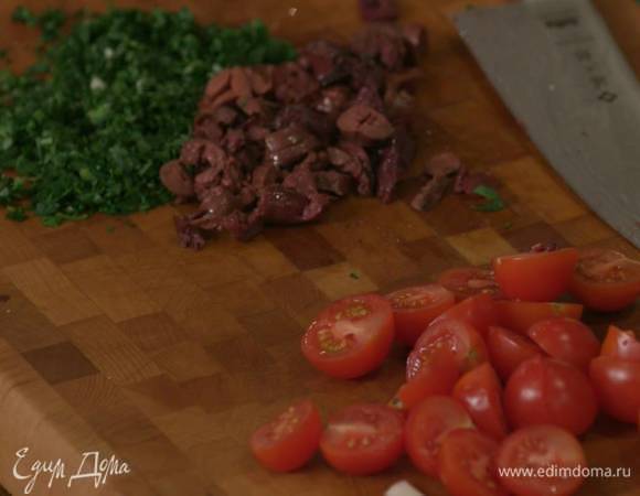 Помидоры черри разрезать пополам.