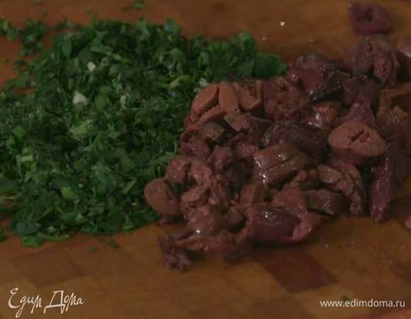 Оливки порубить на части.