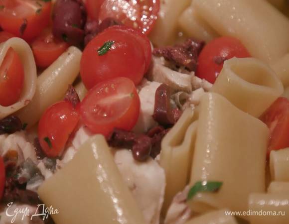 Шумовкой переложить отваренные макароны в сковороду с рыбой, добавить помидоры и оливки и прогревать еще несколько минут, затем посыпать пасту петрушкой с чесноком и миндалем, сбрызнуть оливковым маслом Extra Virgin и выключить огонь.