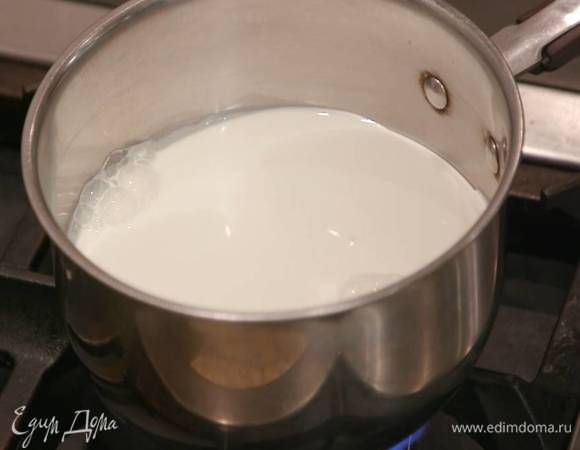 Сливки влить в кастрюлю и прогреть почти до кипения.