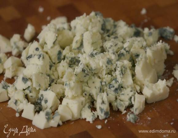 Горгонзолу нарезать маленькими кусочками.