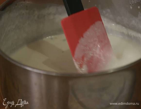 Снять кастрюлю с огня, всыпать желатин и перемешивать, пока он не растворится.