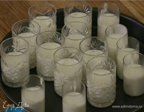 Разлить сливочную массу в прозрачные стаканы и поместить в холодильник на час.