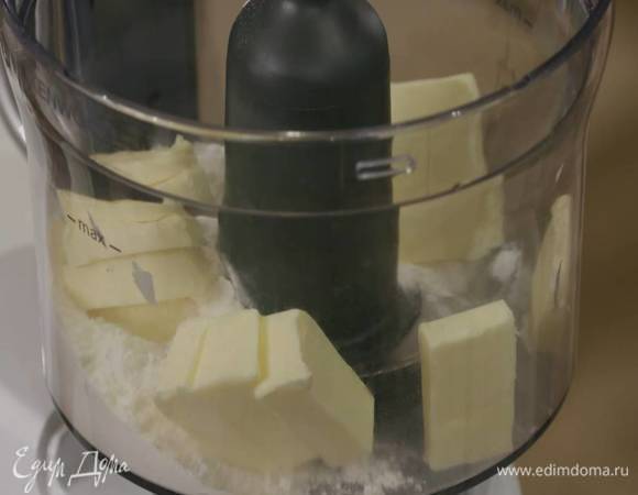 Нарезать 100 г предварительно охлажденного сливочного масла небольшими кубиками.