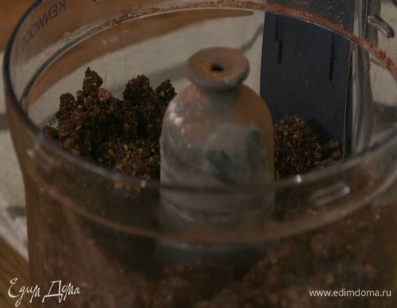 Муку и измельченный миндаль соединить в чаше блендера с сахаром, крахмалом и какао, добавить нарезанное сливочное масло, разрыхлитель и все взбить, затем, не выключая блендера, ввести желток, сметану и еще немного взбить.