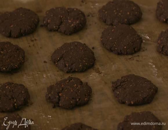 Выпекать печенье в разогретой до 190°С духовке 10 минут.