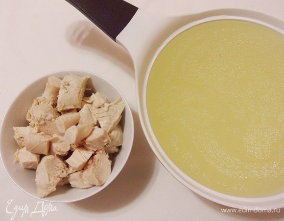Затем бульон процедить, курицу нарезать кубиками.