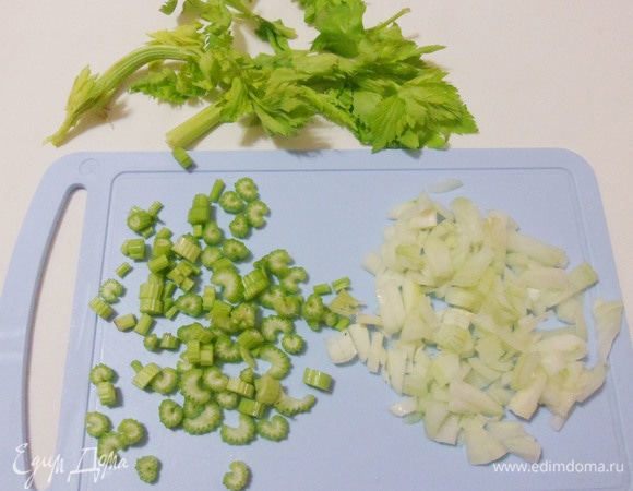 Луковицу и стебли сельдерея мелко нарезать.