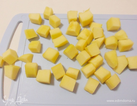 Кабачок очистить от кожуры и семян и нарезать кубиками покрупнее.