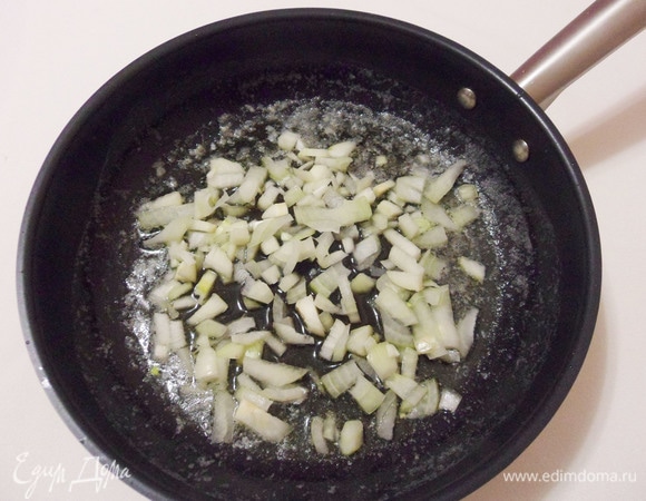 В сковороде разогреть оливковое и сливочное масла. Обжарить лук в течение 2 минут.