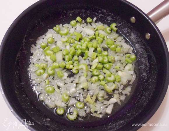 Затем добавить к луку сельдерей.