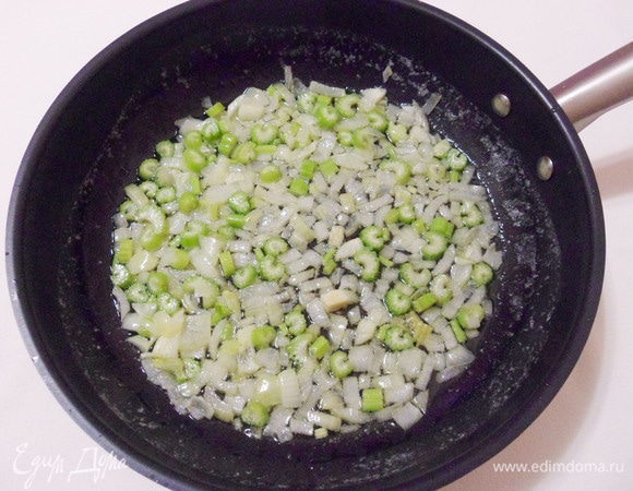 Обжаривать на медленном огне около 3 минут. Овощи на сковороде должны томиться, постепенно пропитываясь маслом.