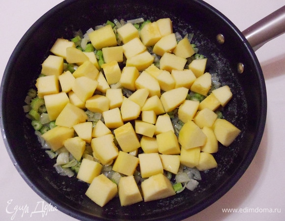 Добавить к овощам кабачки.