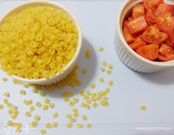 Обдать кипятком помидоры, аккуратно снять с них кожицу и мелко нарезать кубиком. Для супа еще понадобится мелкая паста (у меня суповые ракушки из твердых сортов пшеницы),