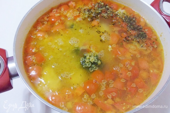 Затем добавить мелкую пасту и заправить суп сухой зеленью (у меня итальянская смесь трав). Варить минестроне несколько минут, пока макароны не достигнут состояния альденте. Затем дать супу настояться под крышкой.