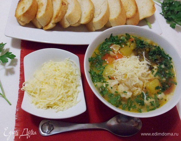 Зимний минестроне с курицей и чесночными брускеттами готов. Приятного аппетита!