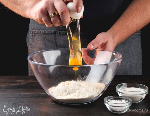 Смешайте в емкости муку, яйца, сахар и соль.
