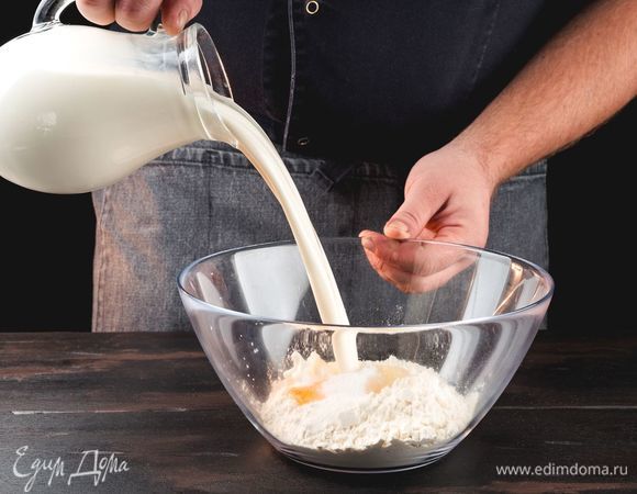Влейте молоко и перемешайте все до однородности. Полученное тесто отставьте в сторону на 15 минут.