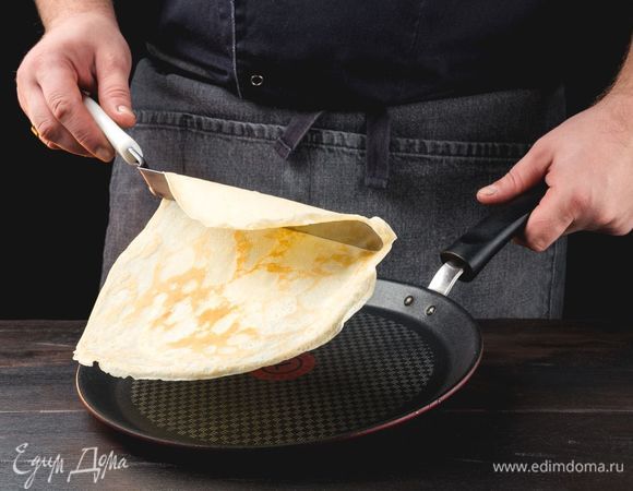 Выпекайте блины на разогретой сковороде, смазанной маслом.