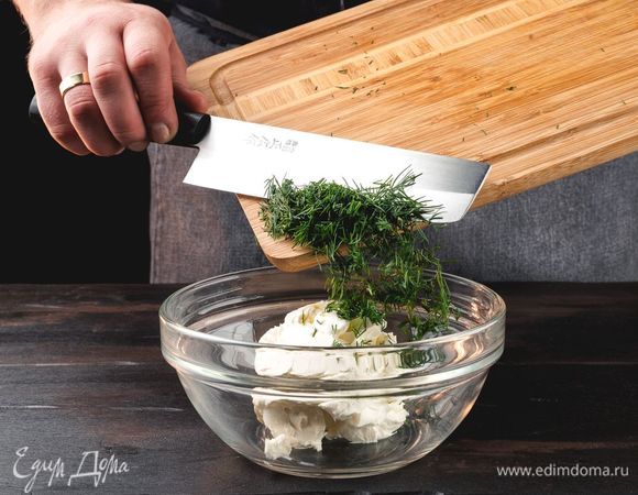 Творожный сыр смешайте с мелко нарезанным укропом.