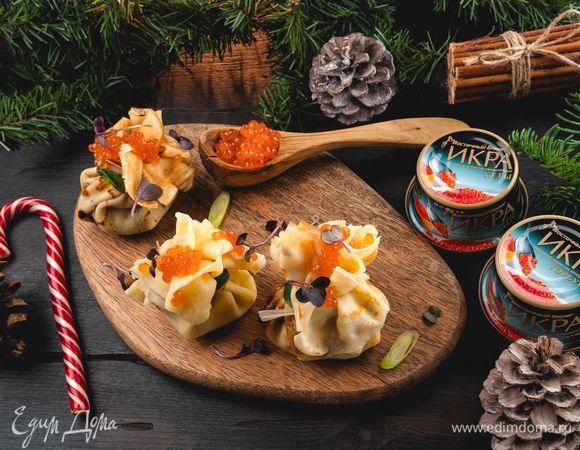 Готовые блинчики украсьте красной икрой «Восточный берег» и веточками укропа. Приятного аппетита!