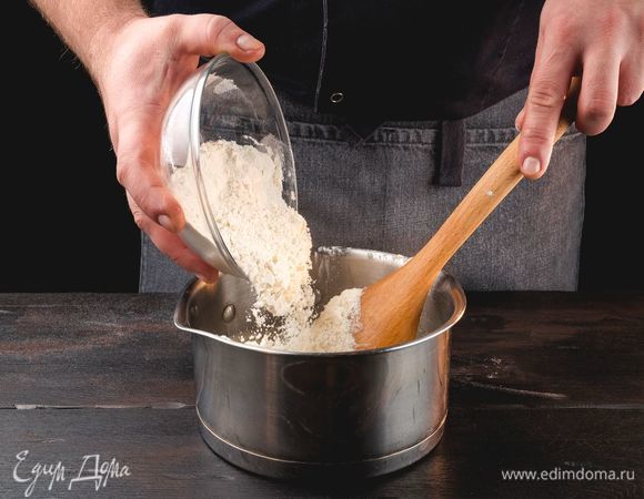 Воду смешайте с солью и сливочным маслом, доведите до кипения. Добавьте муку, перемешайте.