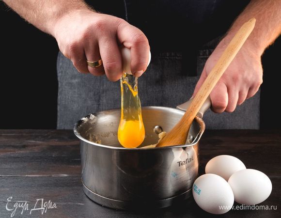 По одному введите яйца в смесь, замесите однородное тесто.