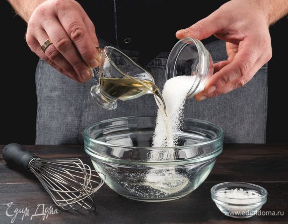 Смешайте рисовый уксус с сахаром и солью.