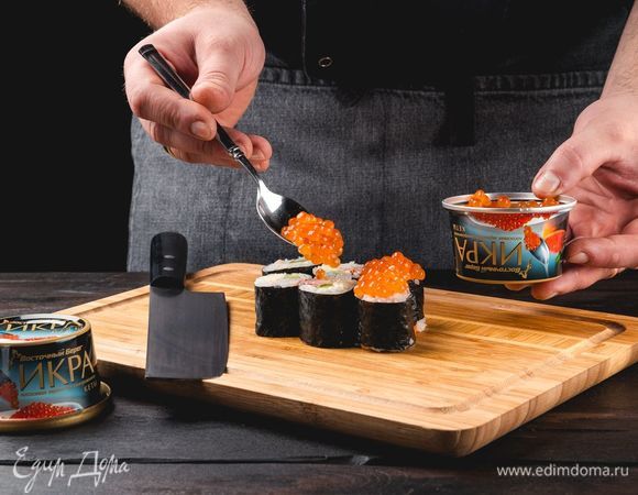 Сверху каждого ролла выложите красную икру «Восточный берег».