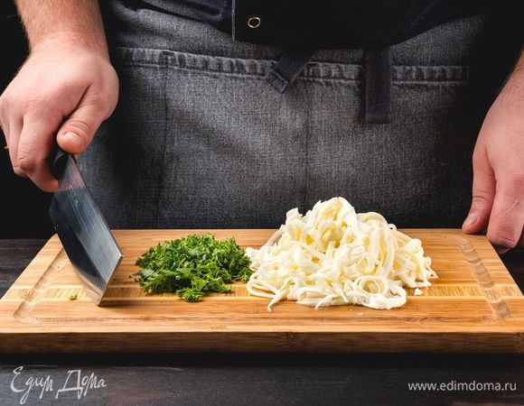 Сыр натрите на терке, зелень измельчите. Перемешайте сыр с зеленью.