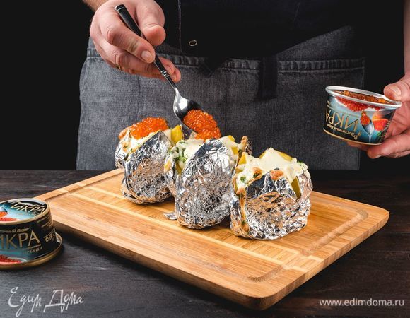 Сверху выложите красную икру «Восточный берег».