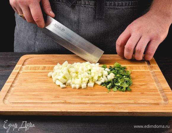 Яблоко и зелень измельчите, сложите в емкость.