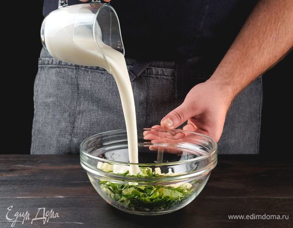 Залейте йогуртом, добавьте оливковое масло и специи.