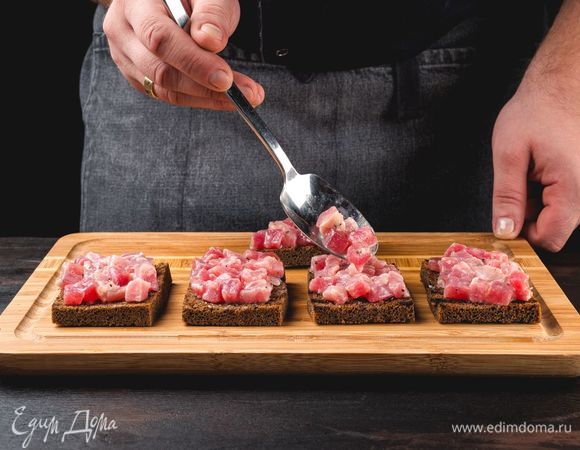 Выложите тунца на хлеб.