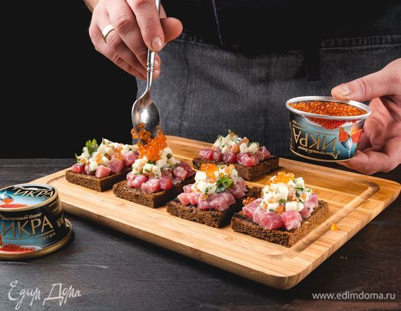 Сверху положите начинку из яблок, зелени и красной икры.