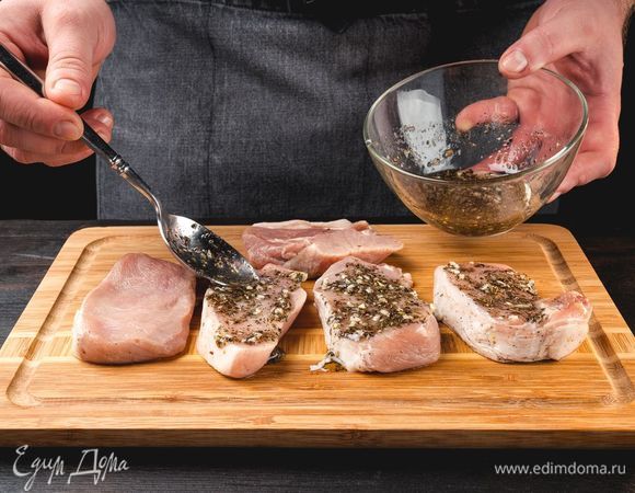 Мясо промойте и смажьте получившейся смесью из специй, оставьте мариноваться минут на 15.