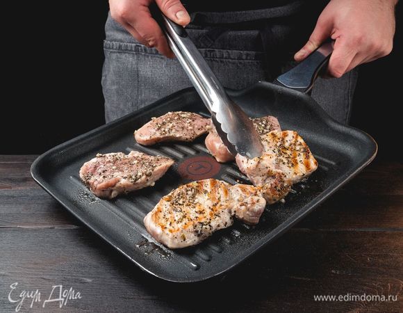 Обжарьте свинину на сковороде-гриль.