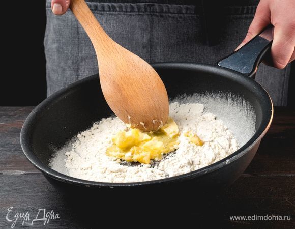 На разогретой сковороде слегка обжарьте муку до золотистого цвета, добавьте сливочное масло, перемешайте.