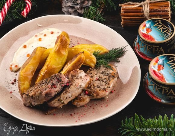 Готовое мясо полейте сливочным соусом с красной икрой и подавайте к столу! Приятного аппетита!