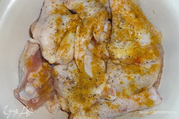 Части курицы вымыть, обсушить бумажным полотенцем. Выложить в чашку, посыпать солью, перцем, карри, влить лимонный сок, перемешать. Накрыть чашку крышкой и поставить в холодильник для маринования на 1 час.