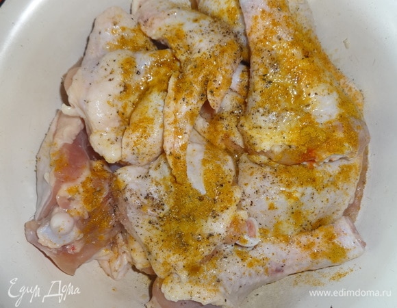 Части курицы вымыть, обсушить бумажным полотенцем. Выложить в чашку, посыпать солью, перцем, карри, влить лимонный сок, перемешать. Накрыть чашку крышкой и поставить в холодильник для маринования на 1 час.