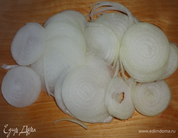 Лук почистить, вымыть. Нарезать кольцами.