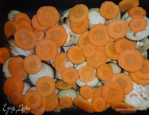 На баклажаны выложить кружки моркови.