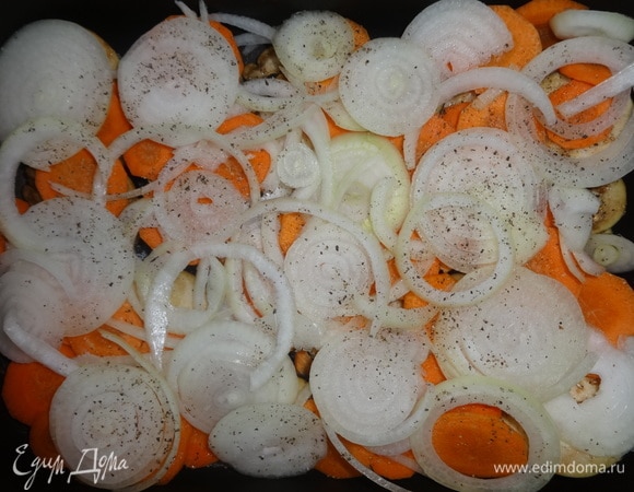 Выложить кольца лука, немного посолить, поперчить.